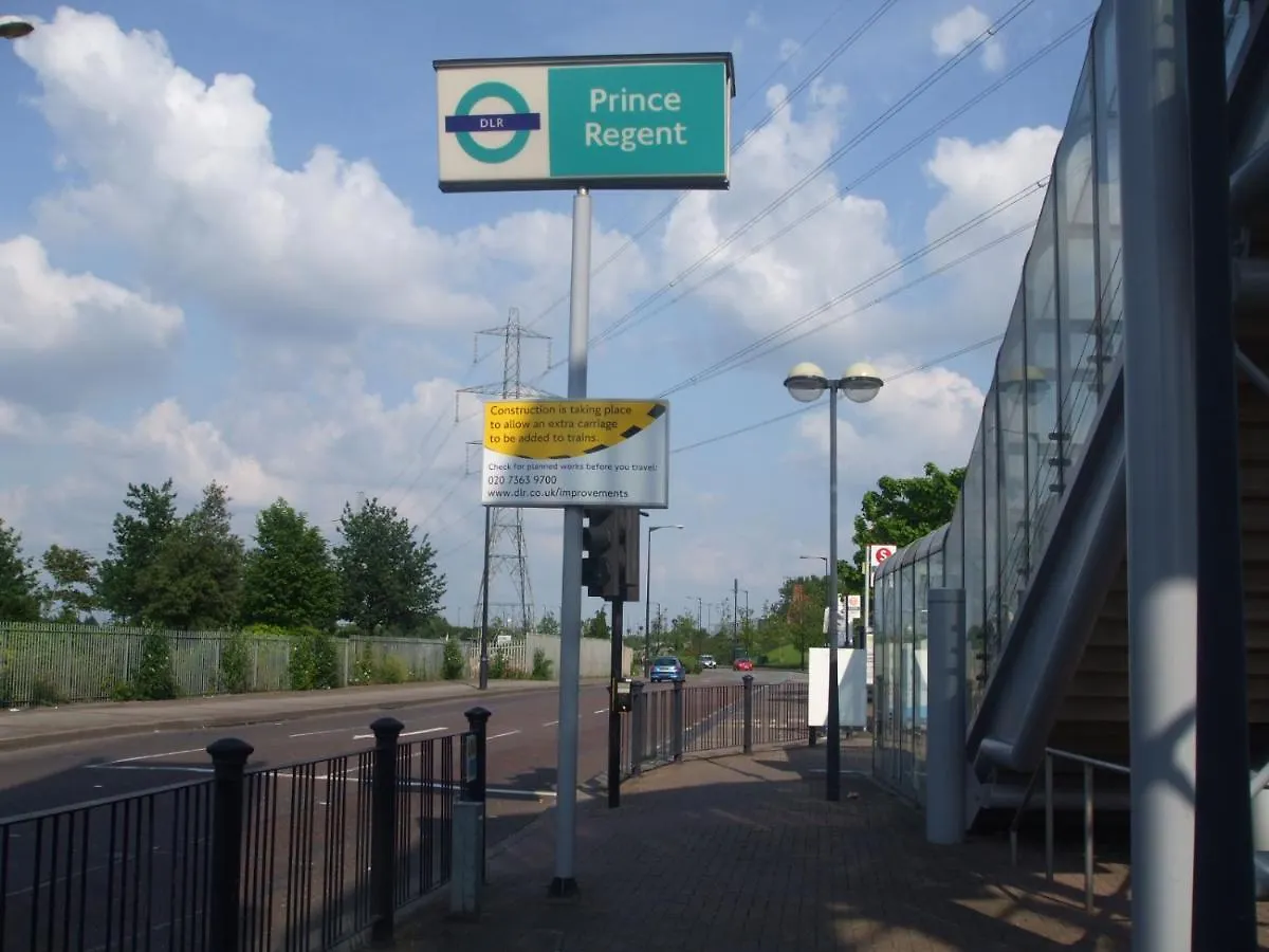 Stunning Four Bedroom House Close To Excel, O2 & Central London With Free Parking Holiday home
