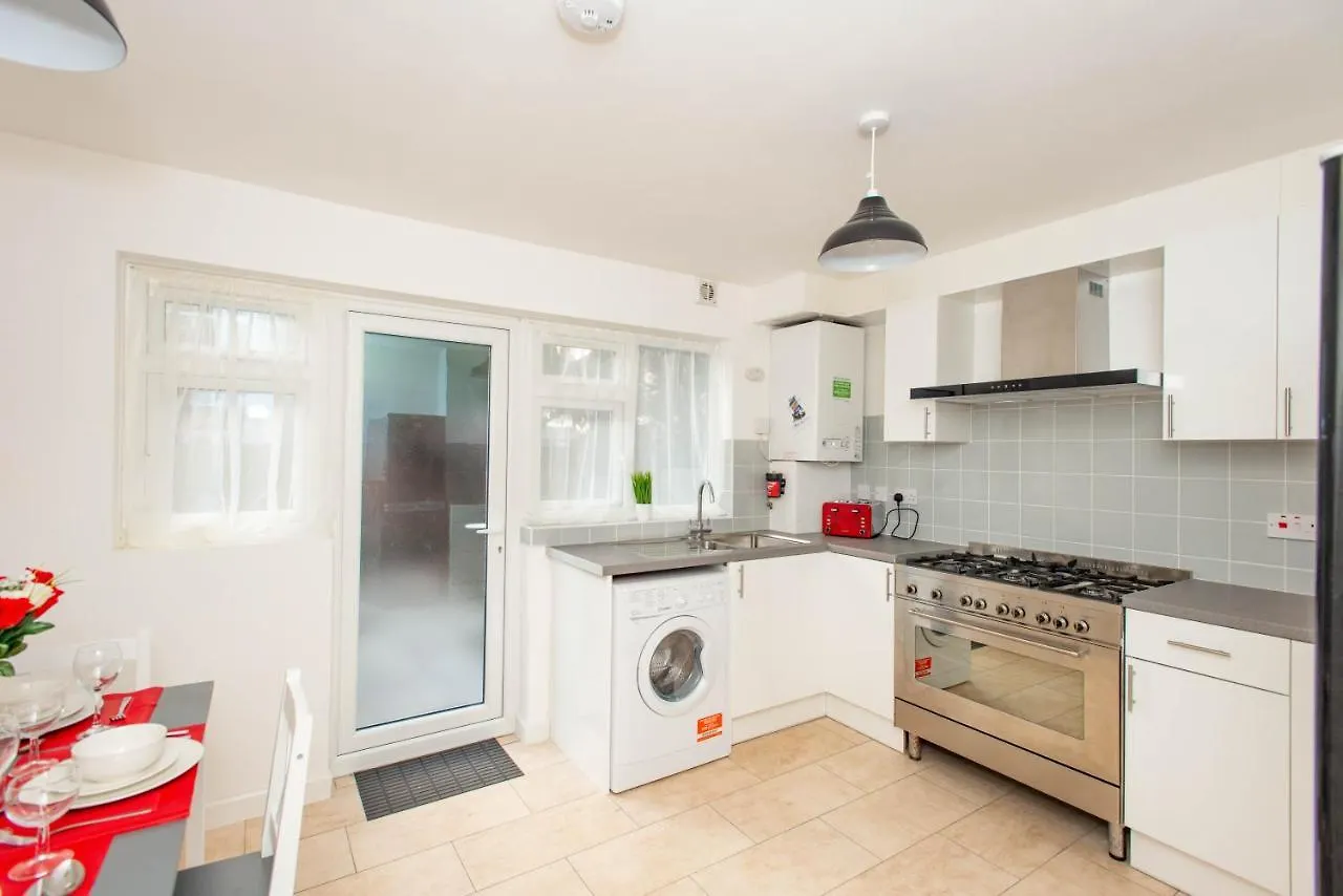 Stunning Four Bedroom House Close To Excel, O2 & Central London With Free Parking Holiday home