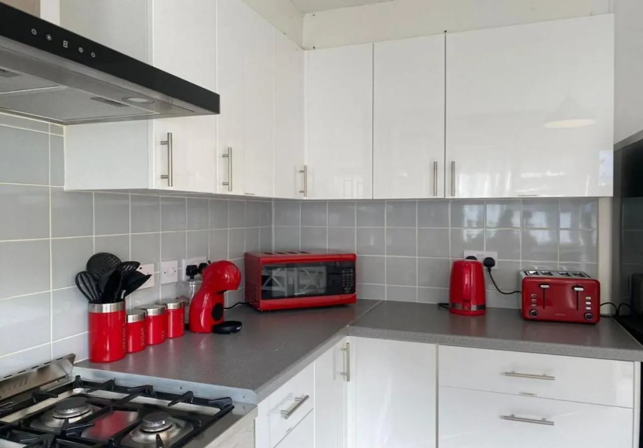 Stunning Four Bedroom House Close To Excel, O2 & Central London With Free Parking