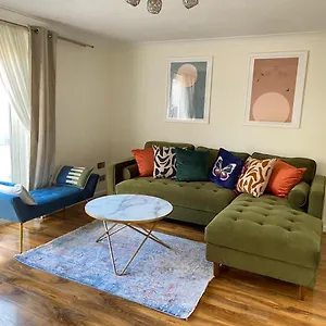 Holiday home Stunning 3 Bedroom Family House In London, Private Parking And Garden, With Great Transport Links To London, The Excel Centre, Canary Wharf, The O2!, London